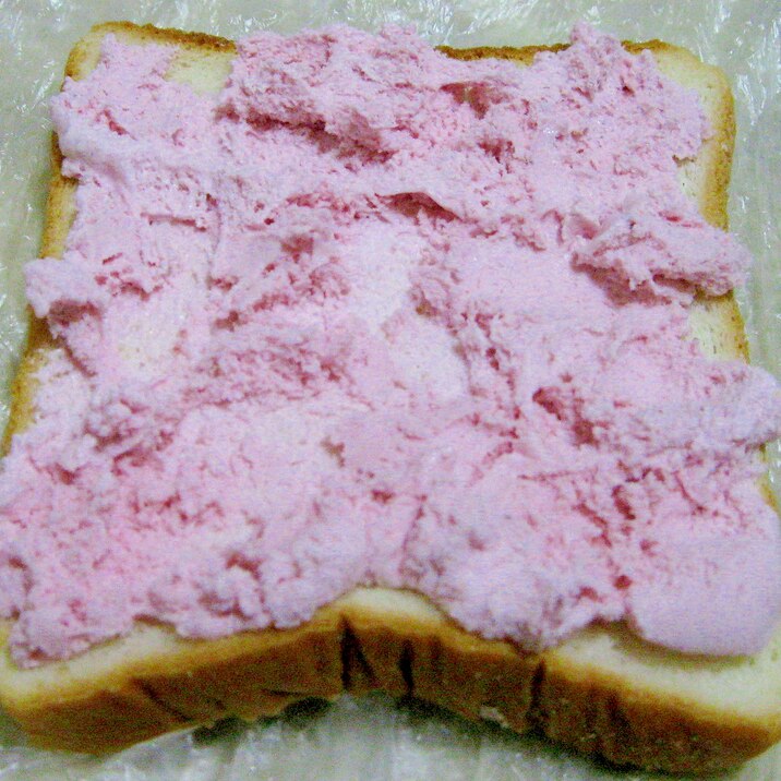 凍らせ食パンのアイスクリーム乗せ